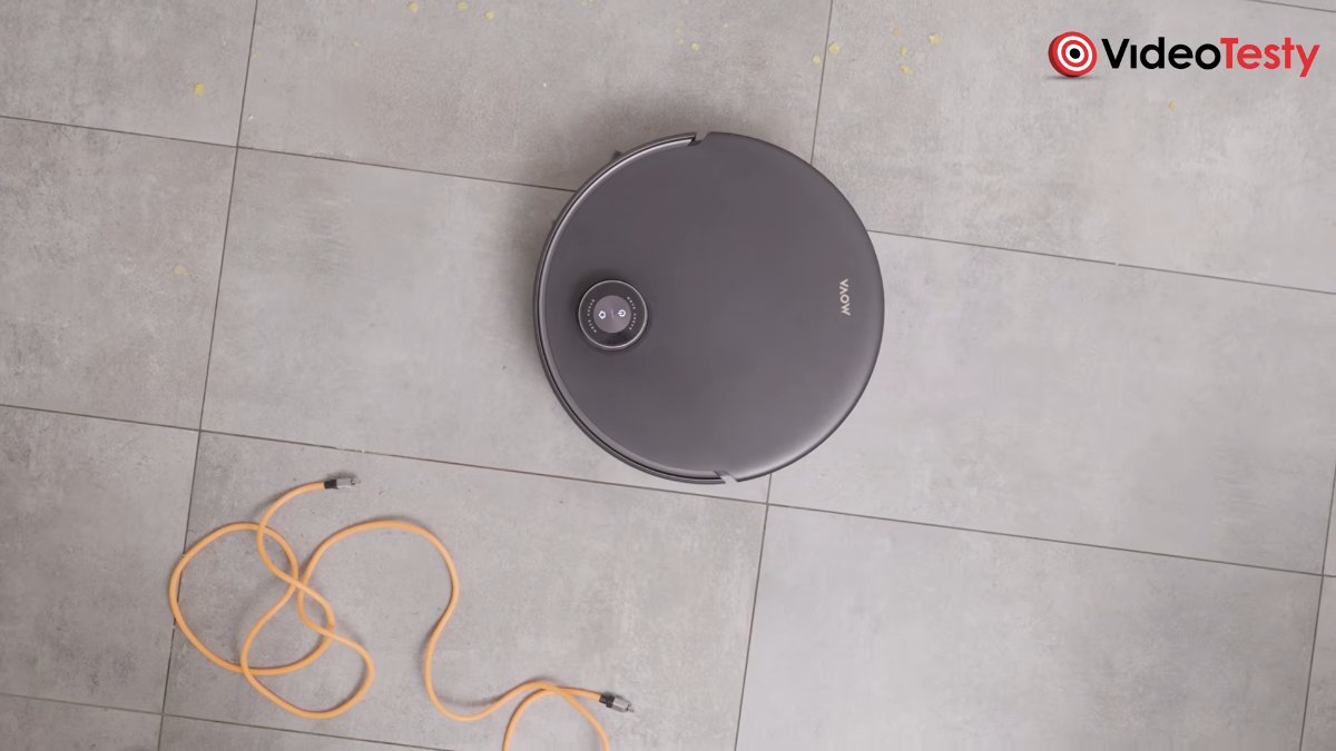 Wymijanie przewodów na szarych kafelkach przez MOVA Z60 Ultra Roller Complete