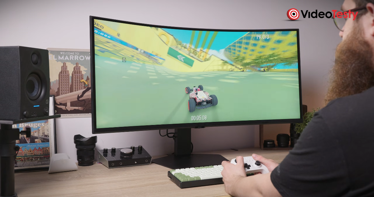 Mężczyzna gra w Trackmanię na Samsung Odyssey G75F 40"
