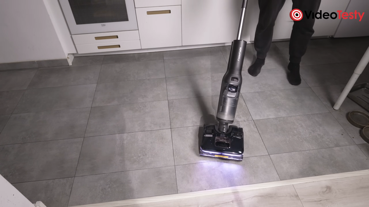 Roborock F25 Ultra podczas sprzątania kafelków