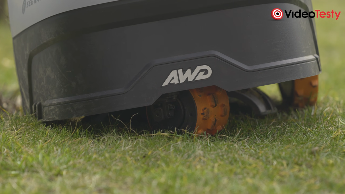 Segway Navimow i208 AWD z AWD zakopany w ziemi
