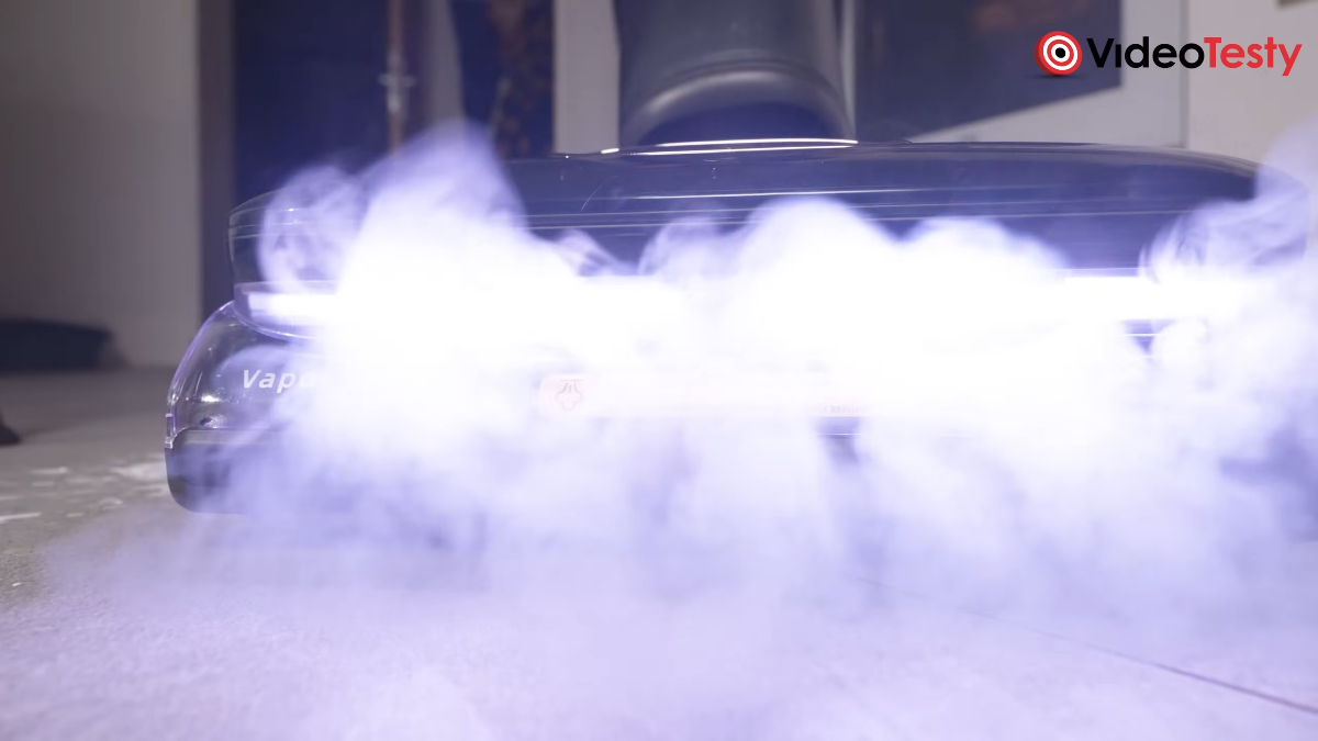 Para wydobywająca się z Roborock F25 Ultra