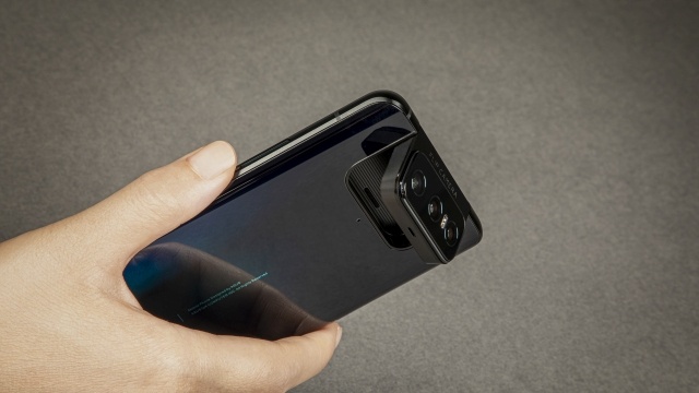 Aparaty Asus Zenfone 7 wyglądają tak jak w poprzedniku, choć jest ich więcej