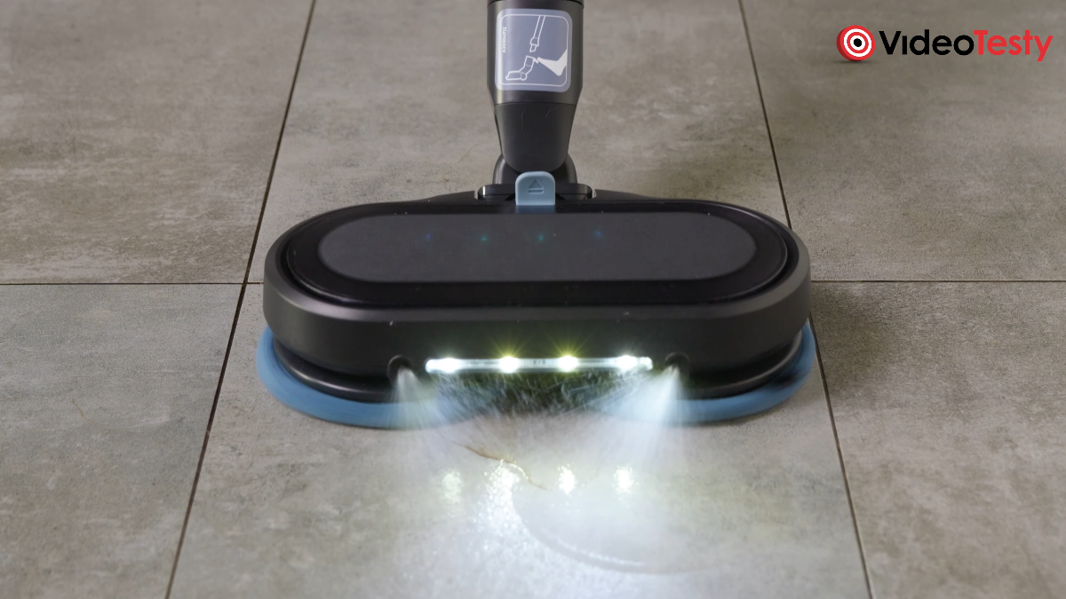 Spryskiwanie wodą podłogi przy pomocy Electrolux Absolute Hygienic 800