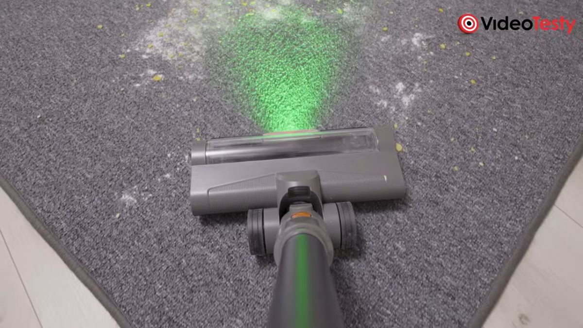 Zbliżenie na JIGOO C200 na dywanie