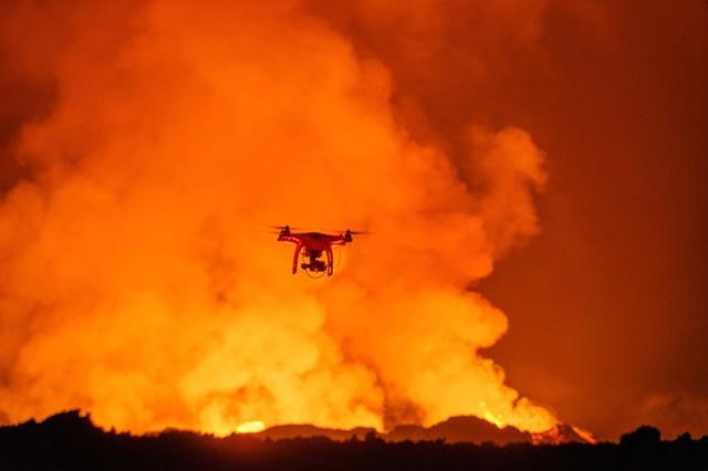 Erupcja Wulkanu z Perspektywy Drona