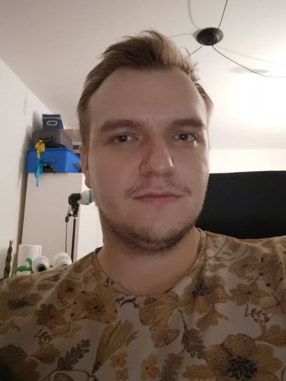 Selfie w sztucznym oświetleniu