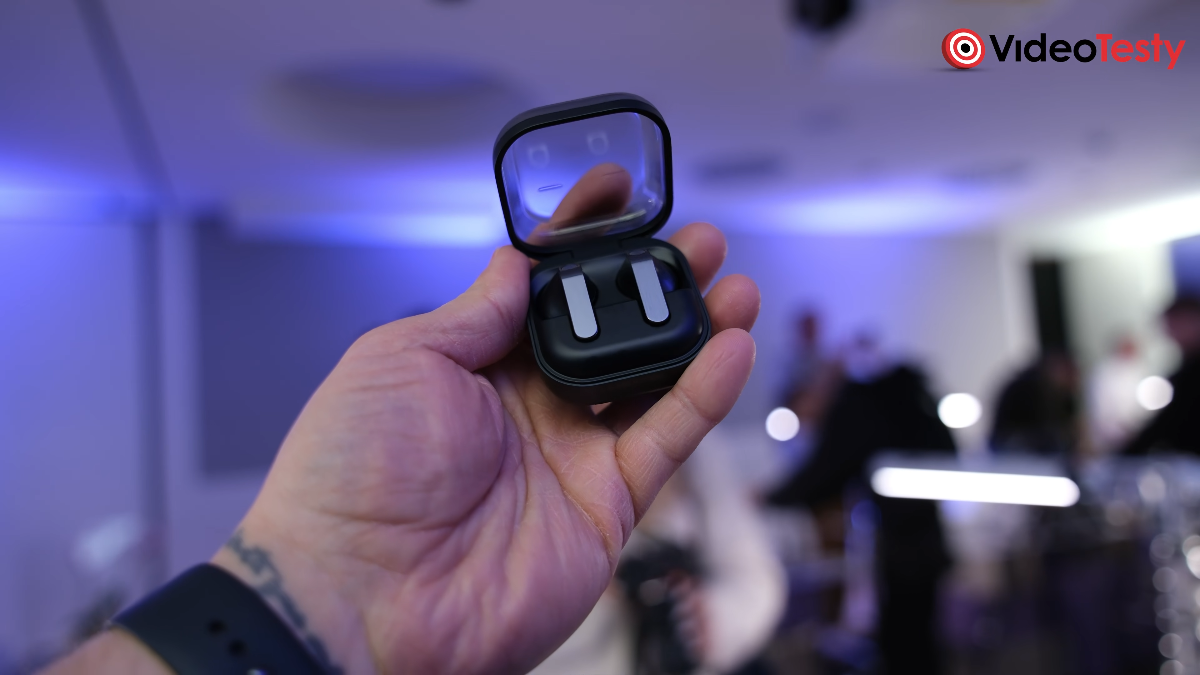 Samsung Galaxy Buds4 w dłoni na fioletowym tle