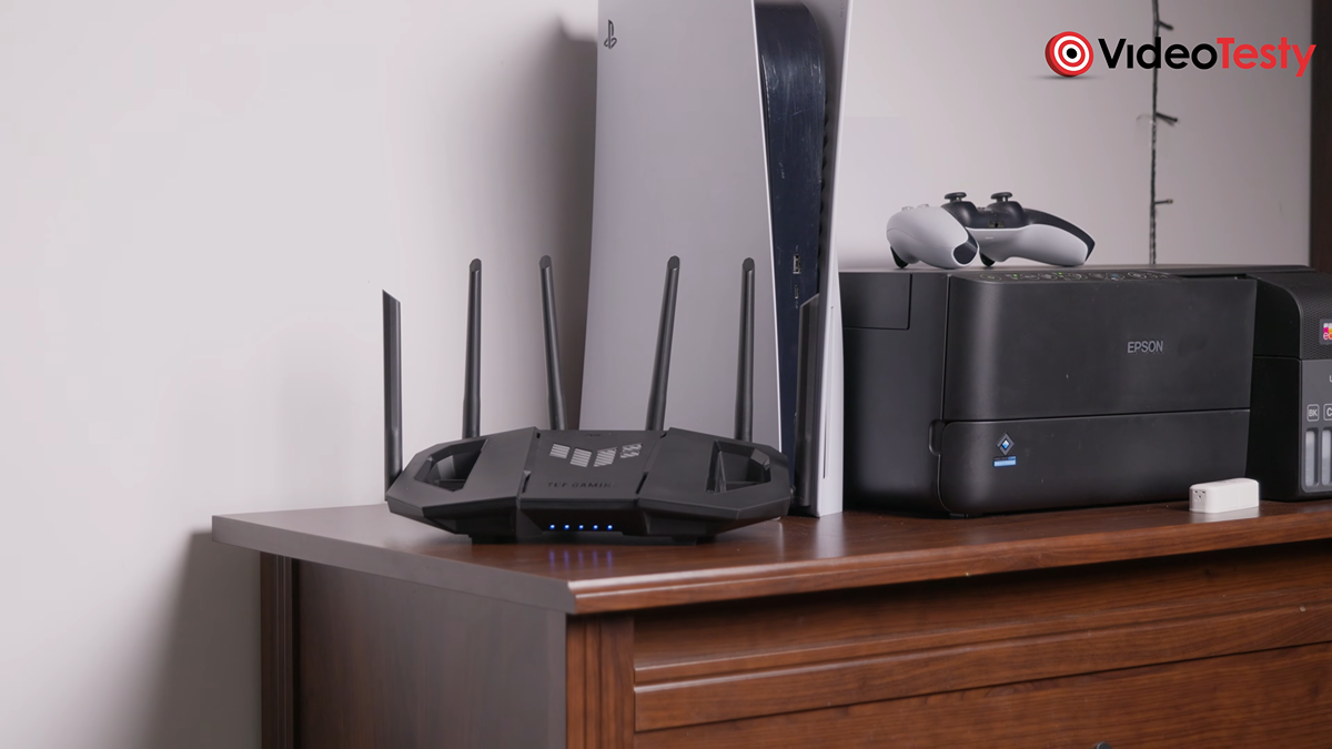 Widok na czarny router koło konsoli PS5