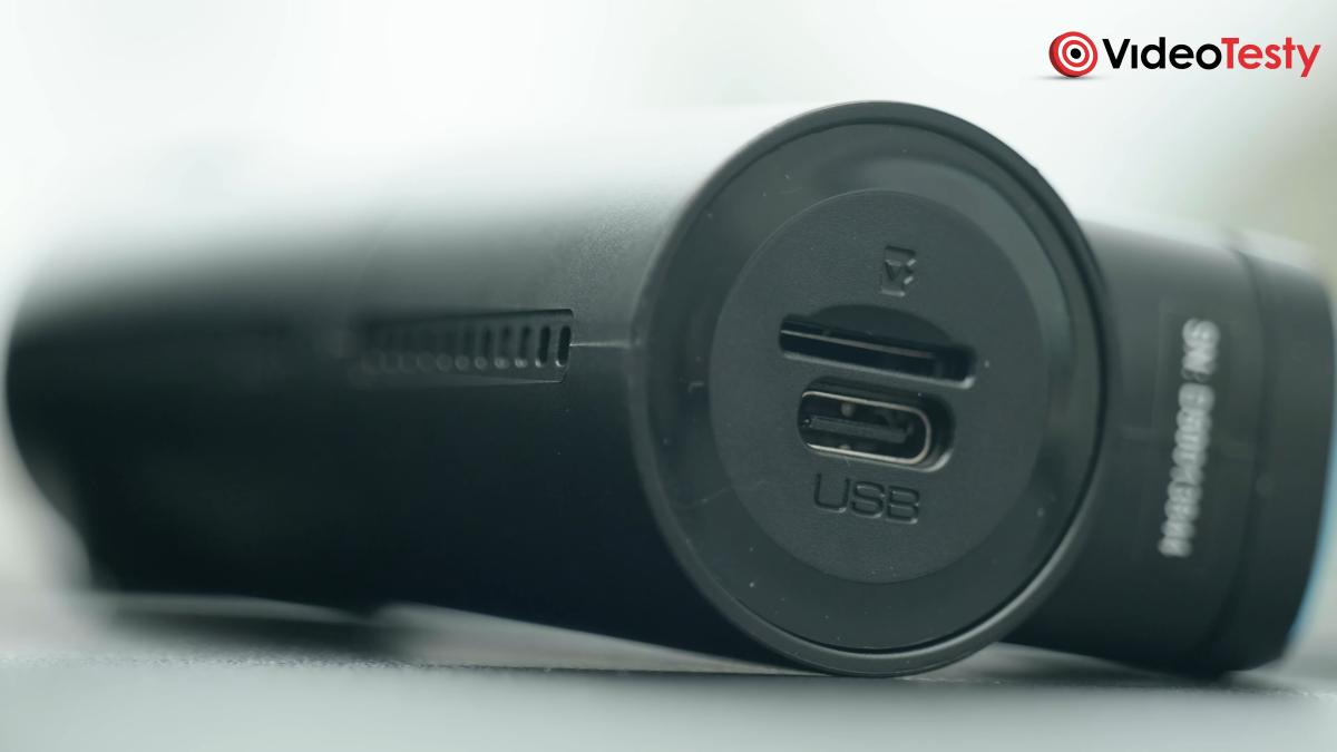 Zbliżenie na wejście USB-C z boku kamery Prido Easy 4K