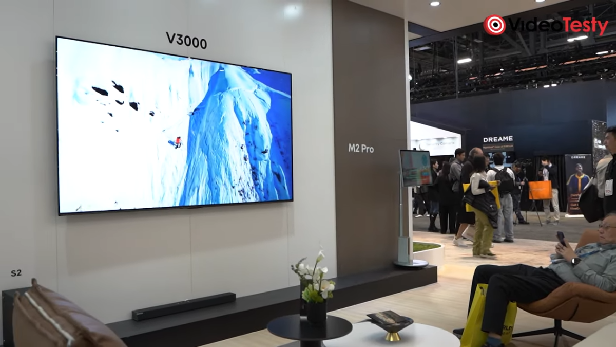 Udawany salon z telewizorem Dreame V3000 w centrum