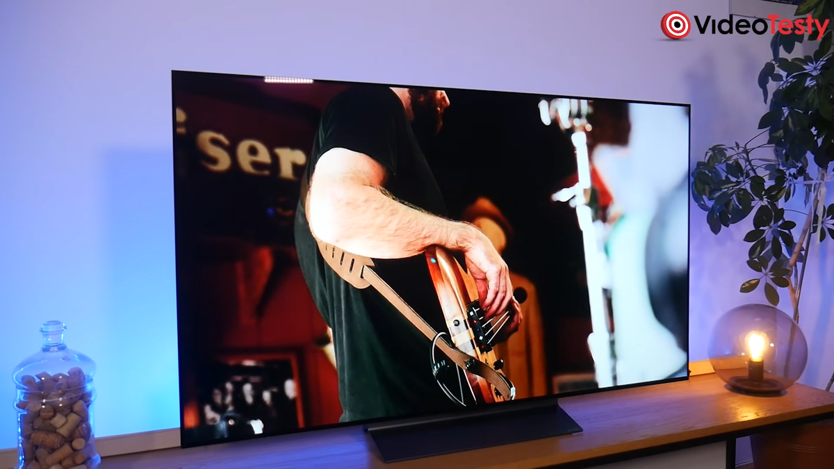 Telewizor w salonie na regale
