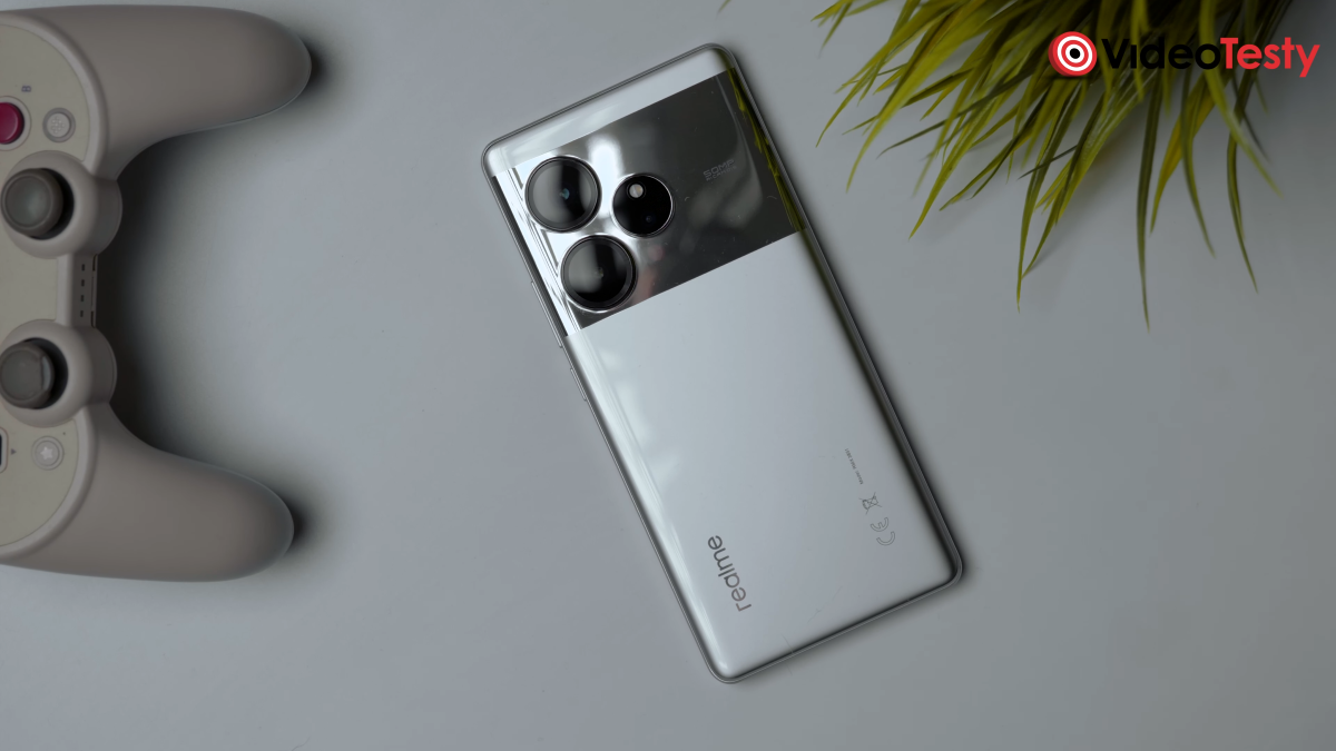 Realme GT 6 na szarym tle koło pada