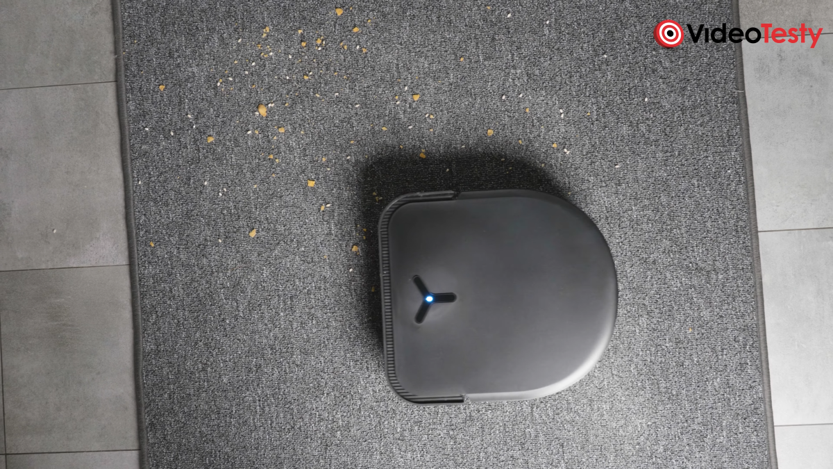 Ecovacs X5 Omni podczas sprzątania na dywanie