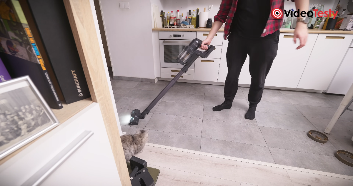 Mężczyzna odkurza kuchnię przy pomocy Samsung Bespoke AI Jet Ultra