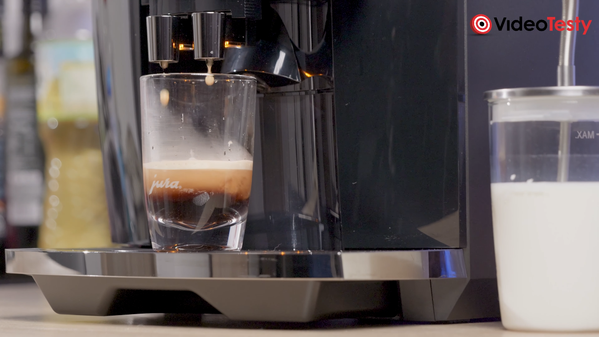 Espresso widziane z daleka na czarnym ekspresie