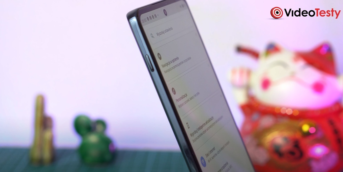 Motorola Edge 20 Pro ma całkiem spore ramki i przyciski zbyt wysoko