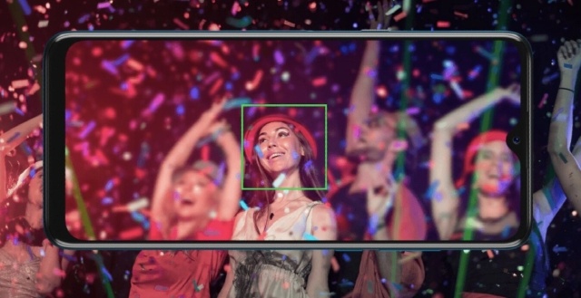 Co ciekawe i zaskakujące w tak niskiej cenie, to głośniki stereo w TCL 20 SDE