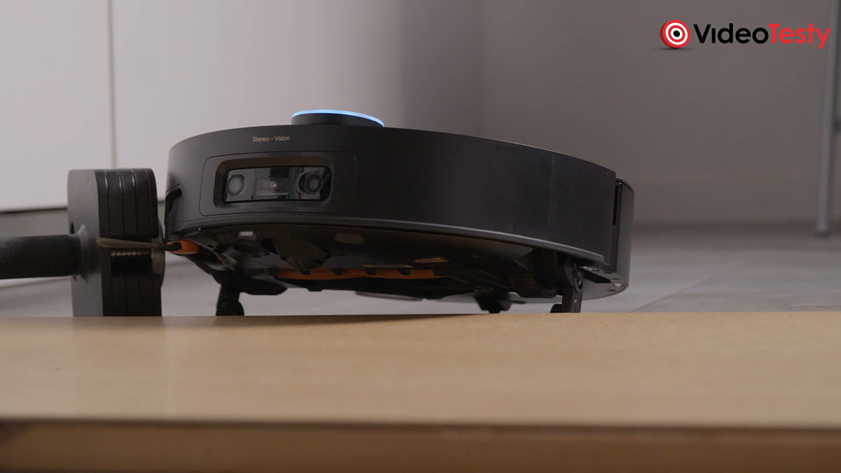 Podniesiony czarny robot wjeżdża na platformę