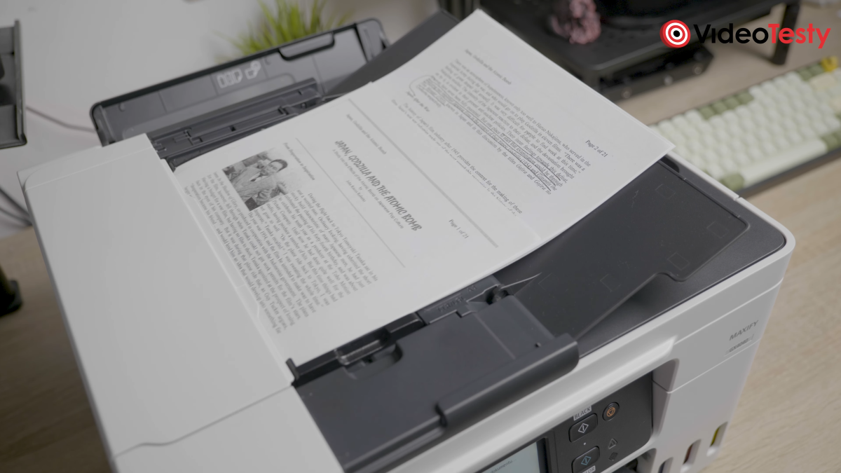 Skaner ADF od góry w białej drukarce Canon MAXIFY GX4040 na biurku