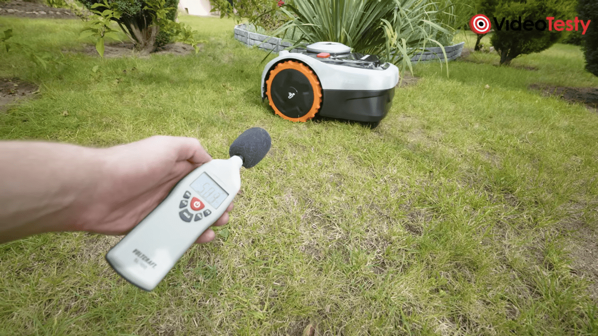 Pomiar decybeli podczas pracy Segway Navimow i105E