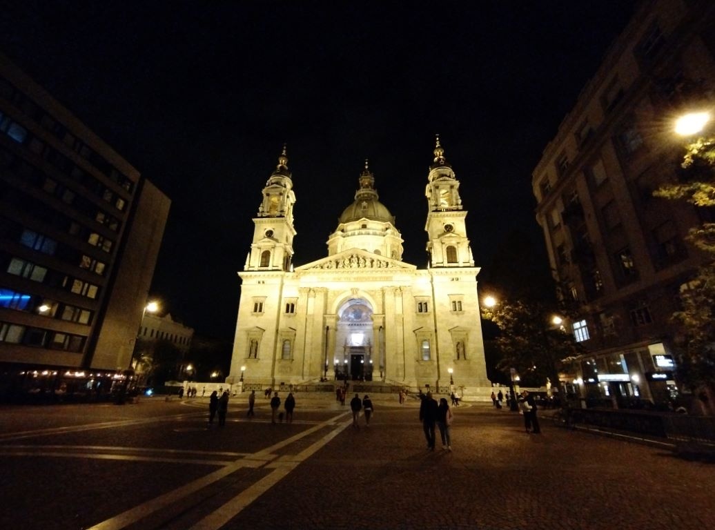 Obiektyw ultraszerokokątny nocą rejestruje inne barwy