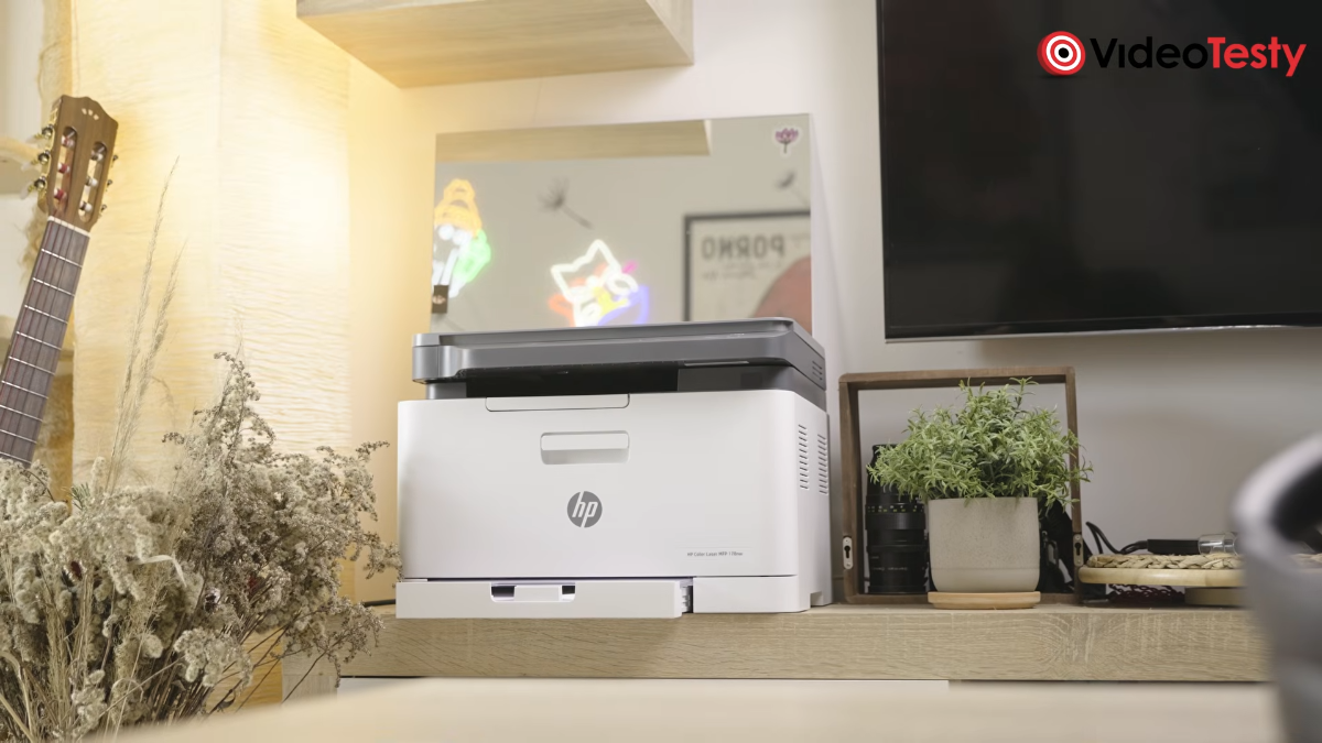 HP Color Laser MFP 178nw na komodzie