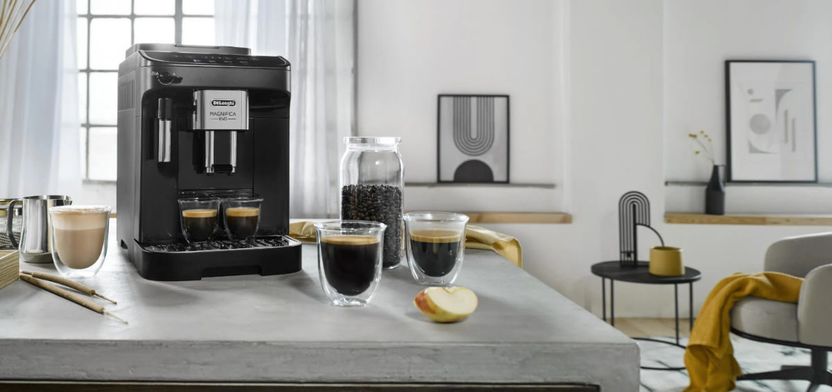 DeLonghi Magnifica Evo ECAM290.22.B na stoliku