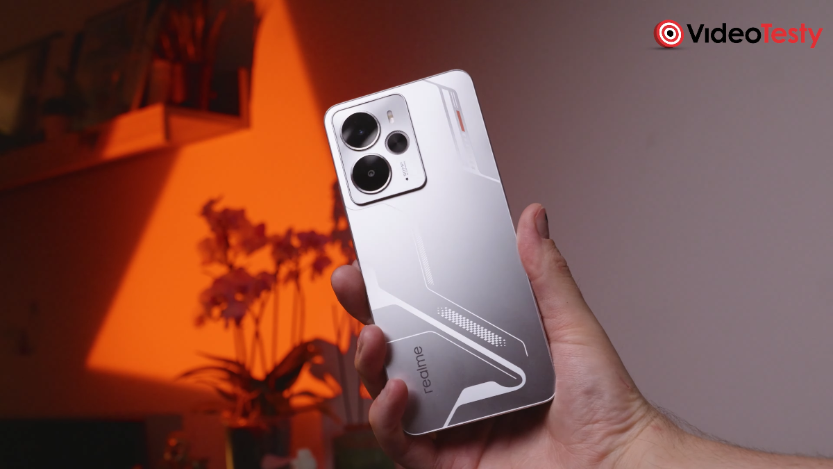 realme 14 5G na czerwonym tle