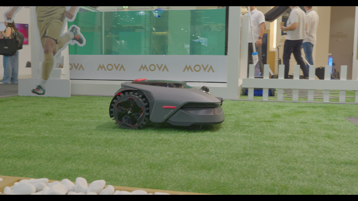 MOVA LiDAX Ultra podczas przejazdu po stoisku IFA
