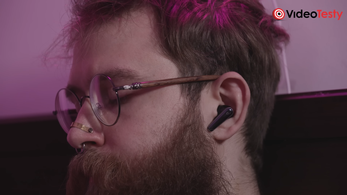 Soundcore Liberty 5 w uszach u brodacza