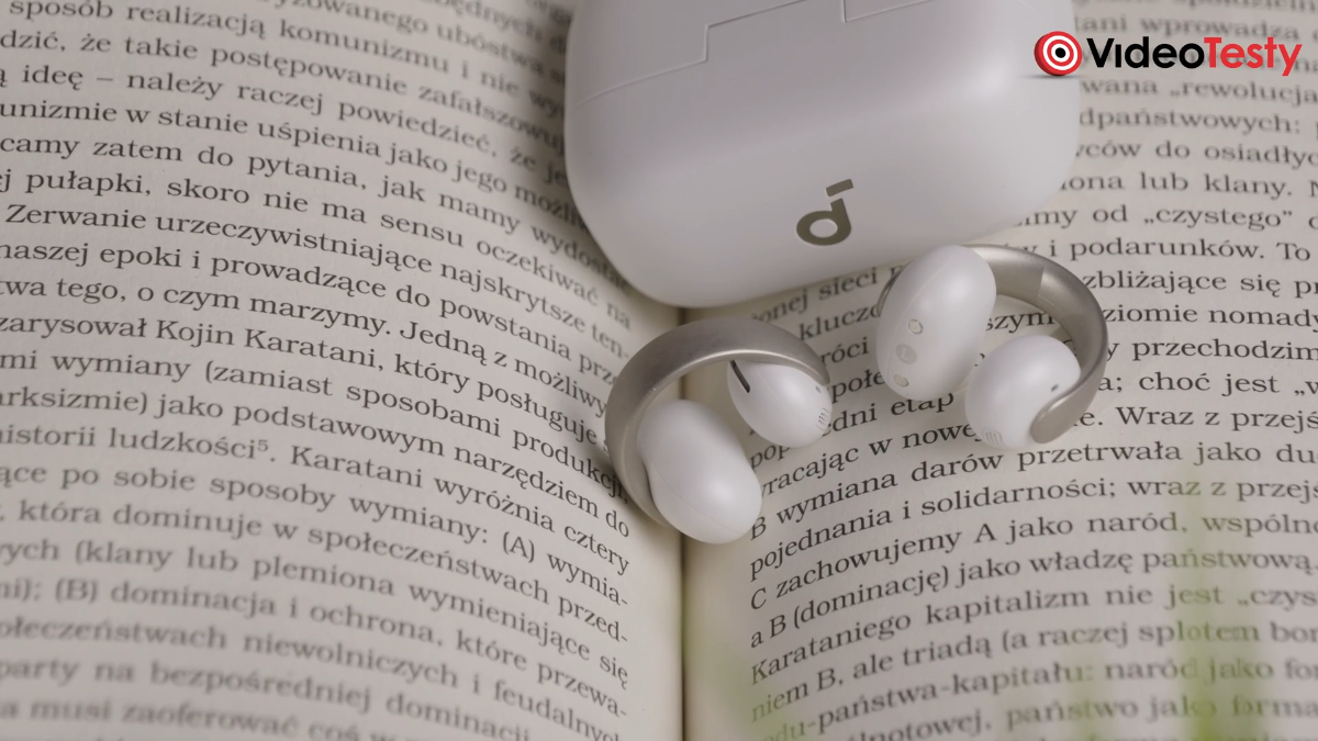 Zdjęcie białych słuchawek na ucho Soundcore Aeroclip na książce