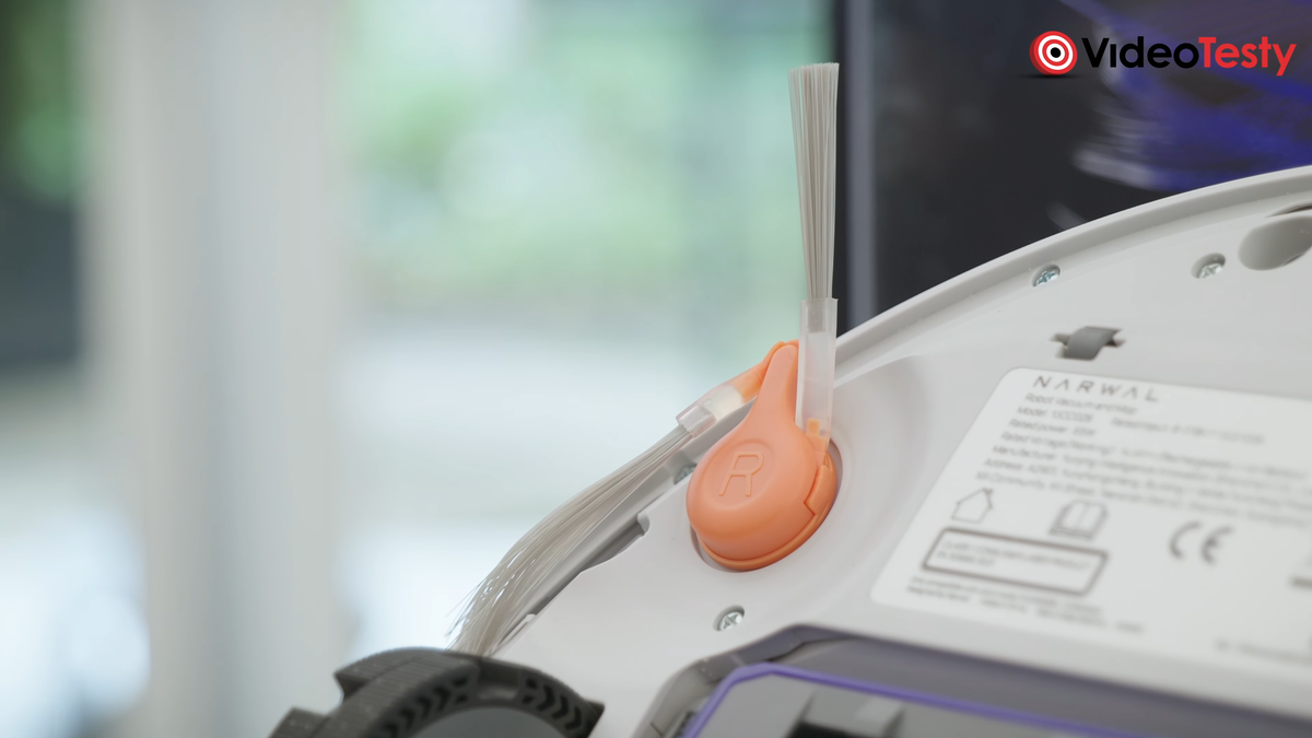 Zbliżenie na szczotkę obrotową, jest pomarańczowa i złożona