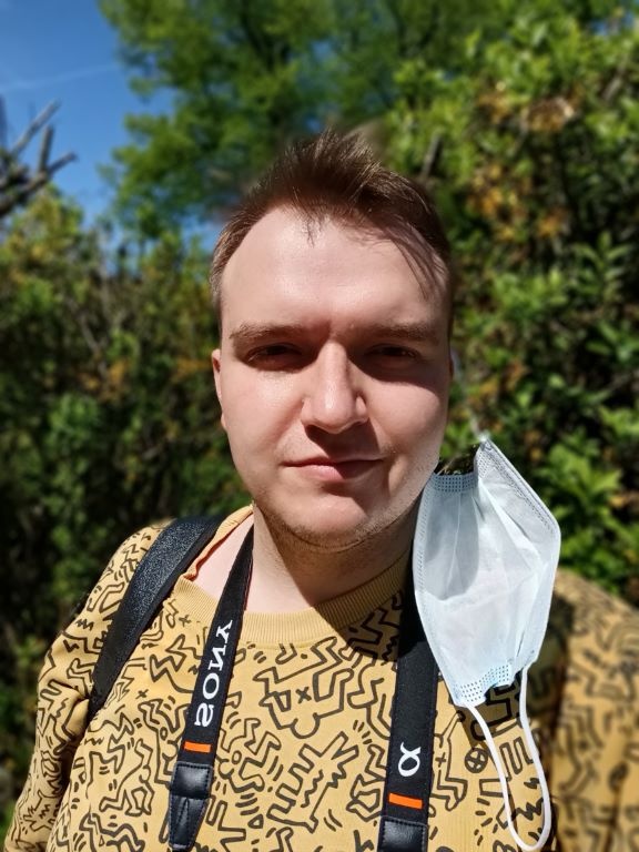 Selfie z realme 8 5G z rozmyciem