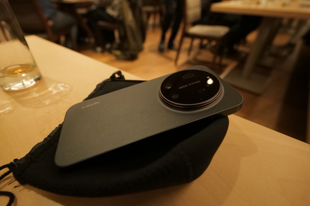 Xiaomi 17 Ultra na stoliku w kawiarni