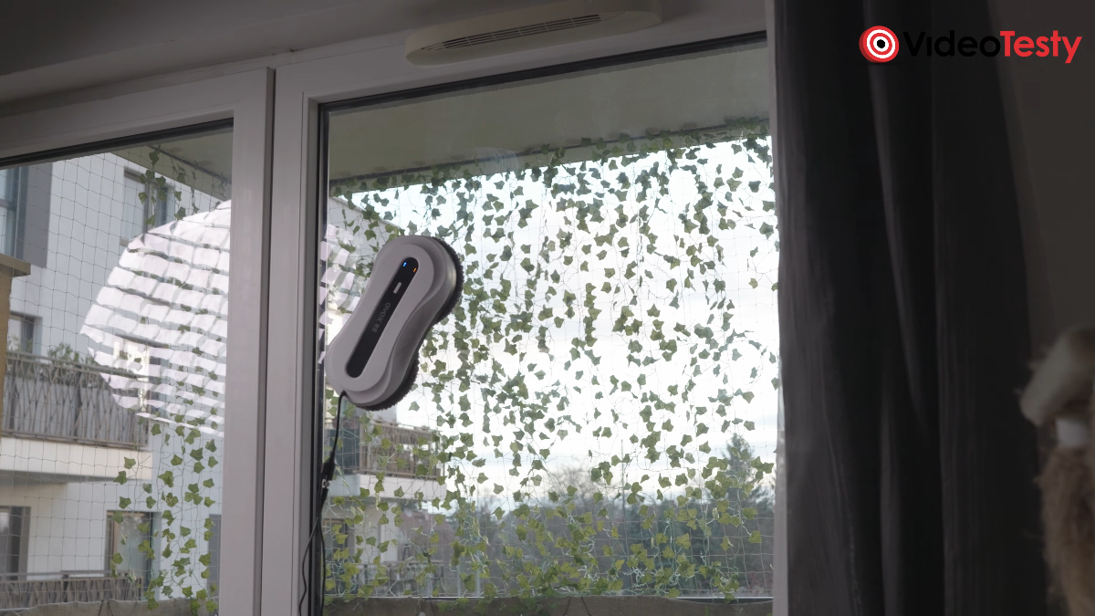 Ovox R8 podczas mycia okna