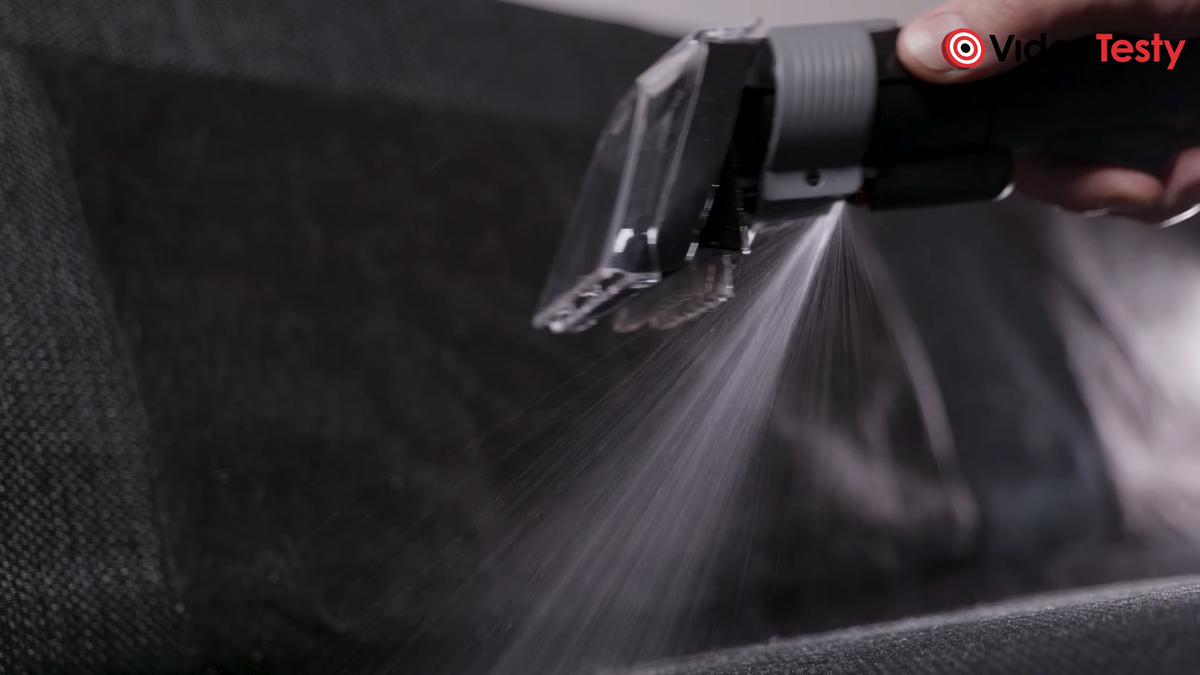 Bissel SpotClean C5 Pro spryskiwanie sofy z perspektywy użytkownika