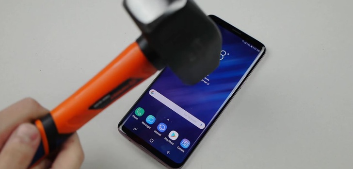 Samsung Galaxy S9+ kontra nóż i młotek - Test wytrzymałościowy