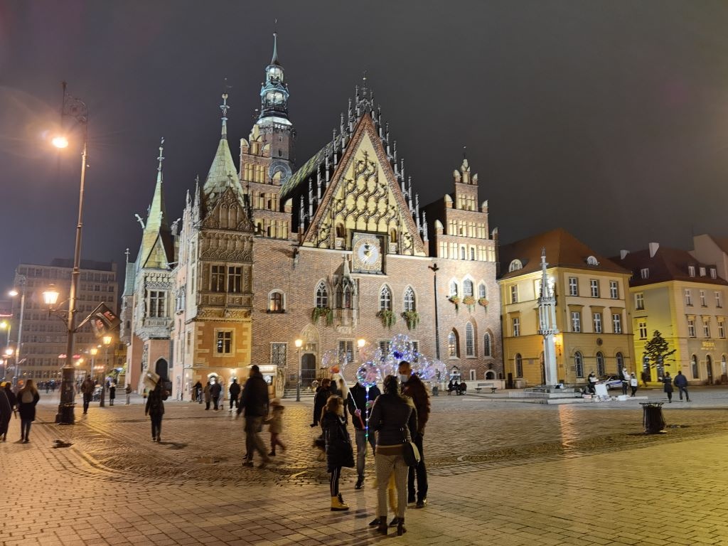 Tryb nocny na wrocławskim rynku