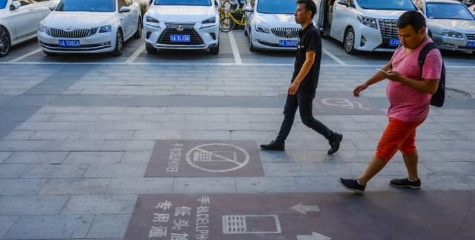 Chiny otwierają kolejną ścieżką dla osób przyklejonych do swoich smartfonów