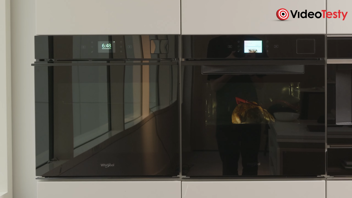 Whirlpool WOI11P8FHT2SBAF widziany od frontu z kurczakiem wewnątrz