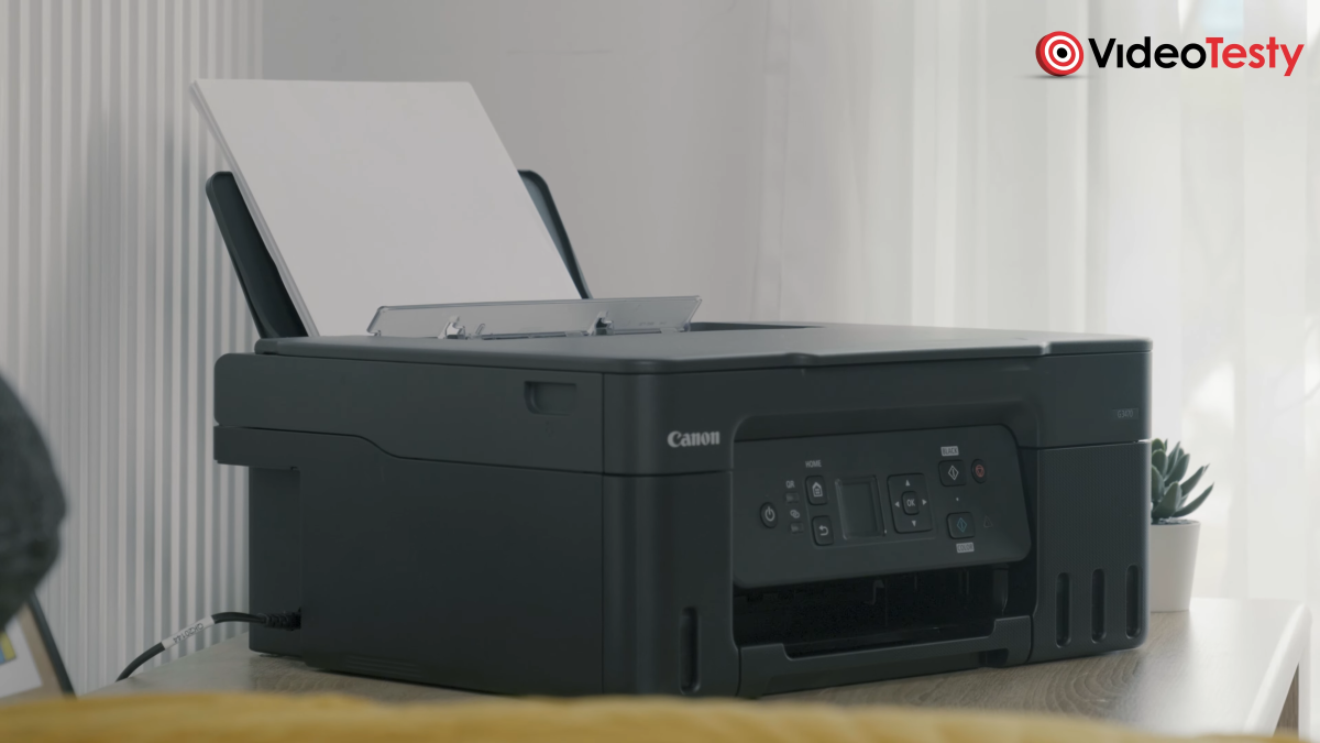 Canon PIXMA G3470 na stole przy kaloryferze. Drukarka jest czarna a stół jasny