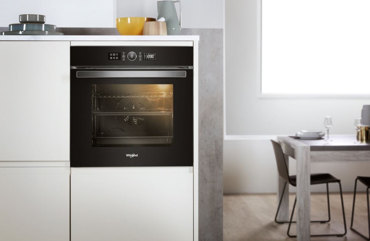 Whirlpool AKZ96230 NB w kuchni