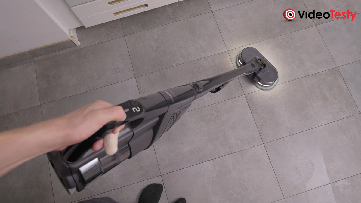 Mopowanie szarych kafelków Miele Triflex HX3 Plus Aqua