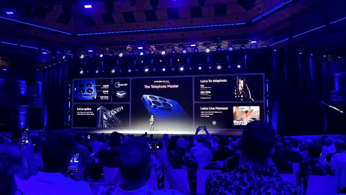 Podsumowanie nowości w Xiaomi 17T Pro. Prezenter na tle grafiki pokazującej najważniejsze specyfikacje i technologie telefonu
