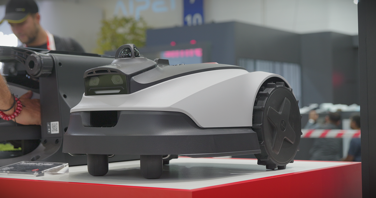 Widok na robota koszącego na stoisku Roborock na IFA 2026