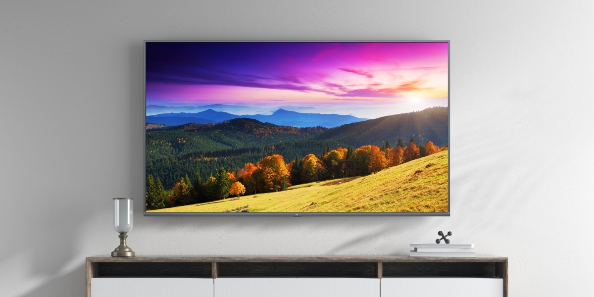 Telewizor Xiaomi MI TV ma niewielkie ramki, dzięki czemu dobrze komponuje się ze ścianą
