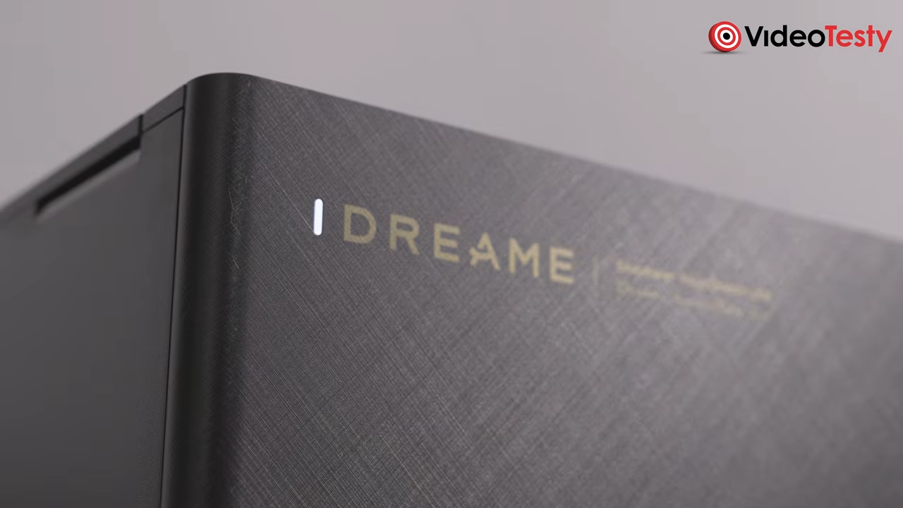 Zbliżenie na logo Dreame na stacji PowerDock