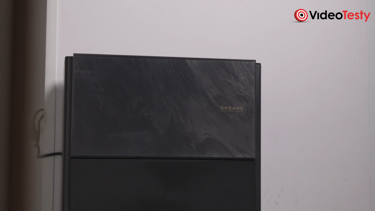 Zbliżenie na wzór na stacji Dreame Aqua 10 Ultra Track Complete