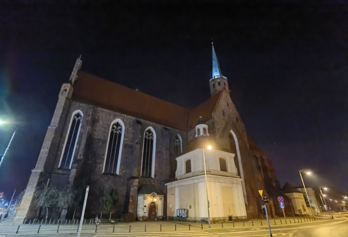 Obiektyw ultraszerokokątny nocą w trybie automatycznym