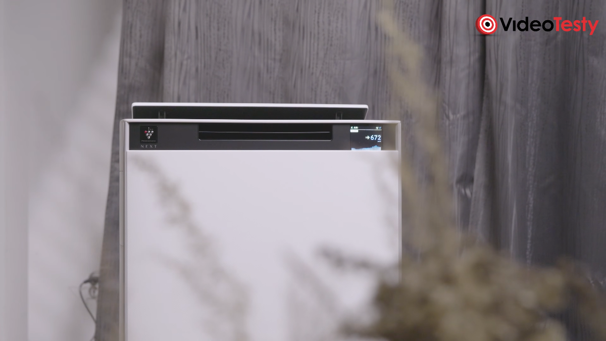 Sharp KI-TX100EU-W widziany z oddali